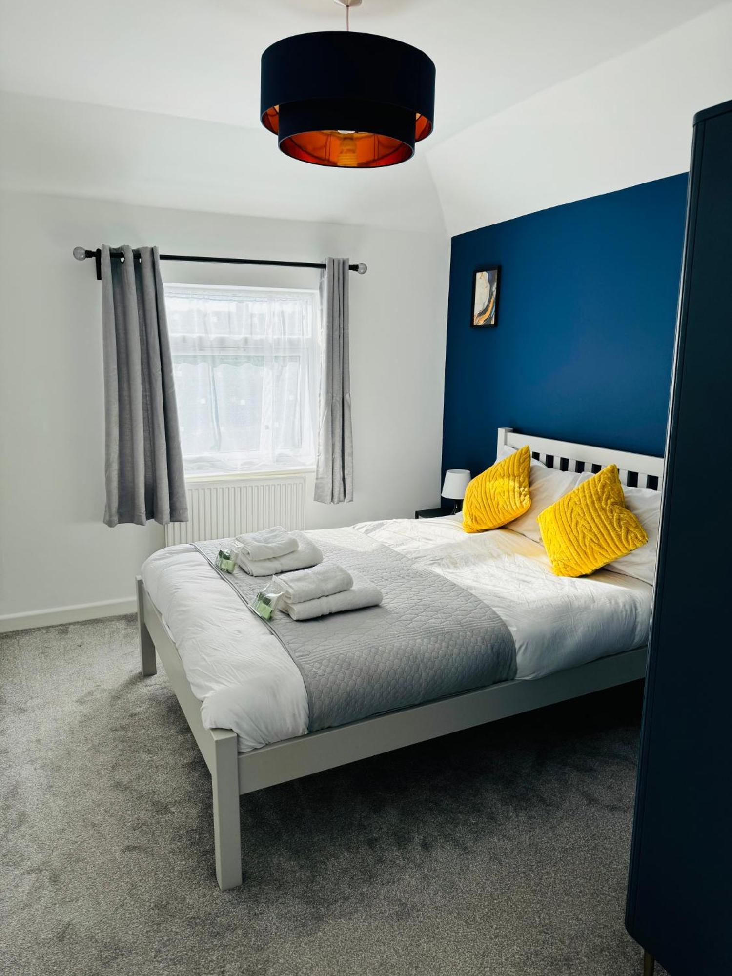 Chic 5 Bedroom House With Private Parking & Garden Bristol Exterior photo